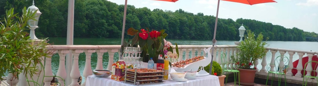 La terrasse de La bella vita avec vue sur la Seine La terrasse de La bella vita avec vue sur la Seine