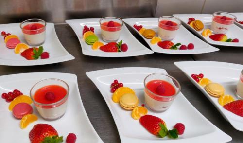 Panna cotta et coulée de fruits rouge accompagnés de macaron