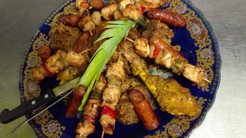 Couscous royal,brochettes de poulets